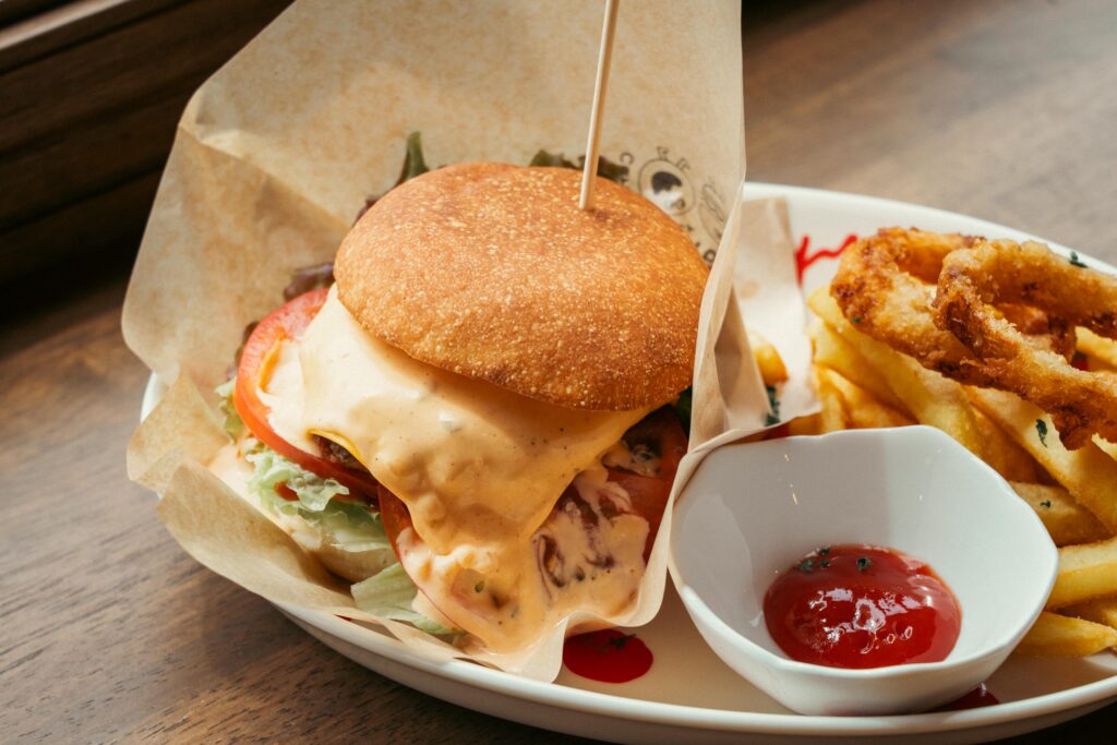手ごねの肉厚パティと特注バンズが魅力のチーズバーガー。とろけるチーズとサウザンソースが絶品