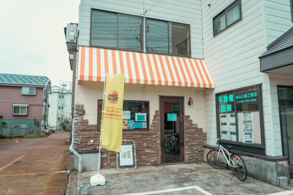 南魚沼市六日町のカリー&バーガー168の店舗外観。元・ショコラの跡地を活用した新しい飲食店