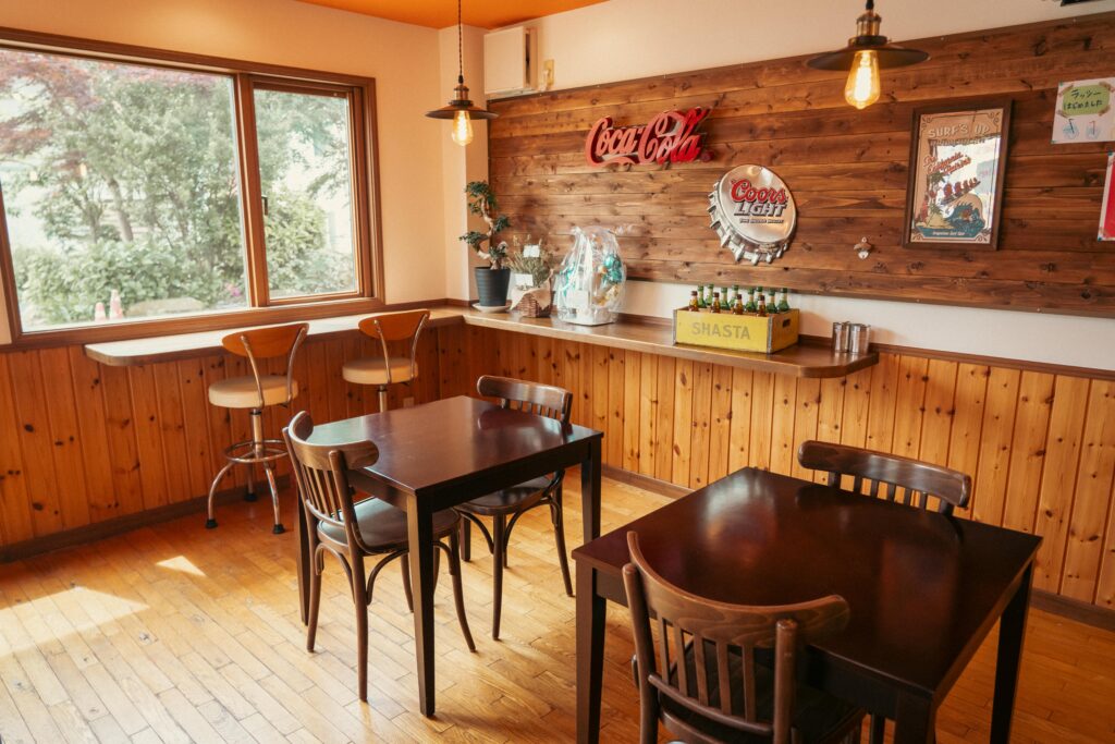 木の温もりを感じる店内カウンター。落ち着いた雰囲気の中でバーガーとカレーが楽しめる空間