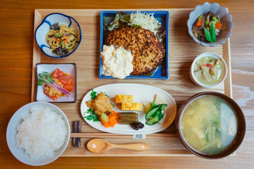 ごはんとコーヒー 紬の新潟県産親鳥のつくねバーグ定食、見た目も華やかな季節のおかずが勢ぞろい