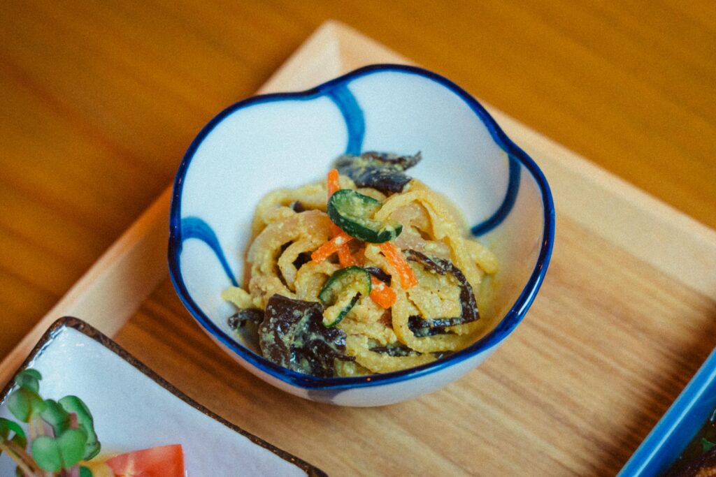 ごはんとコーヒー 紬の郷土料理の辛子なますとキュウリの浅漬けの小鉢