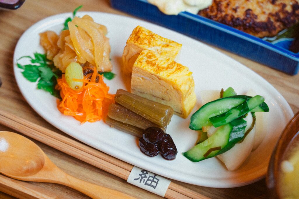 ごはんとコーヒー 紬のカラフルな小鉢が並ぶ定食、ふきのきんぴらや辛子なます、卵焼きなど家庭の味を楽しめる