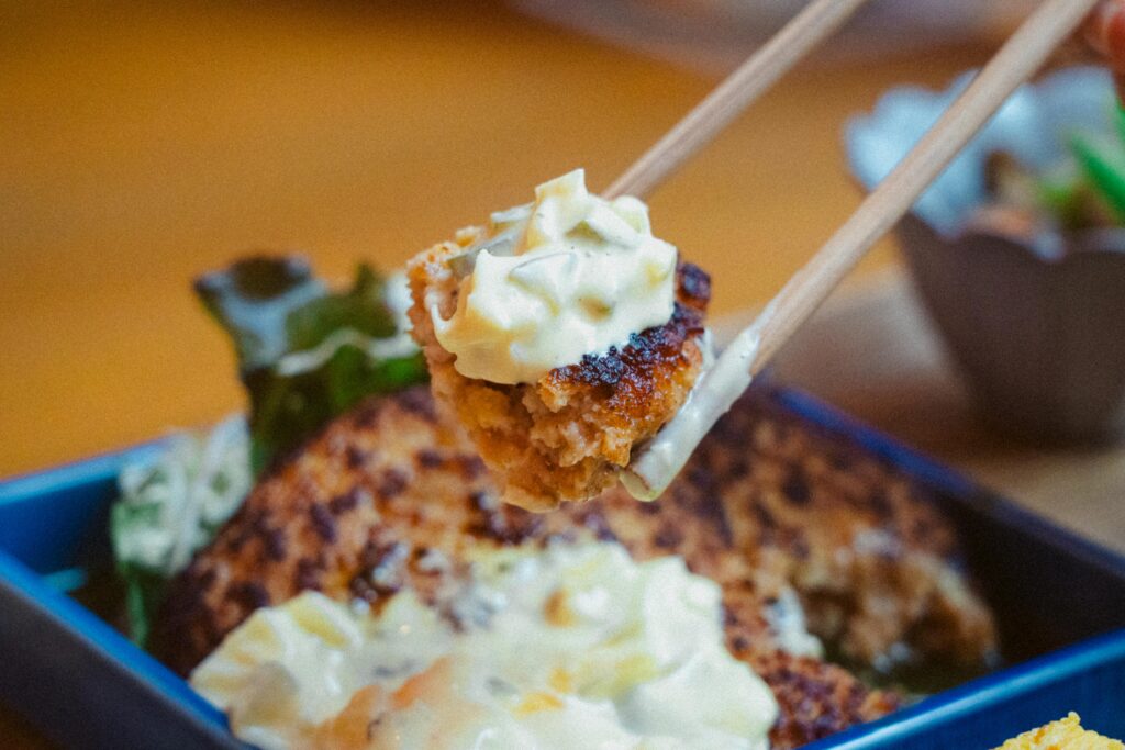 ごはんとコーヒー 紬の外は香ばしく、中はふっくら。タルタルがたっぷりかかった名物つくねバーグ