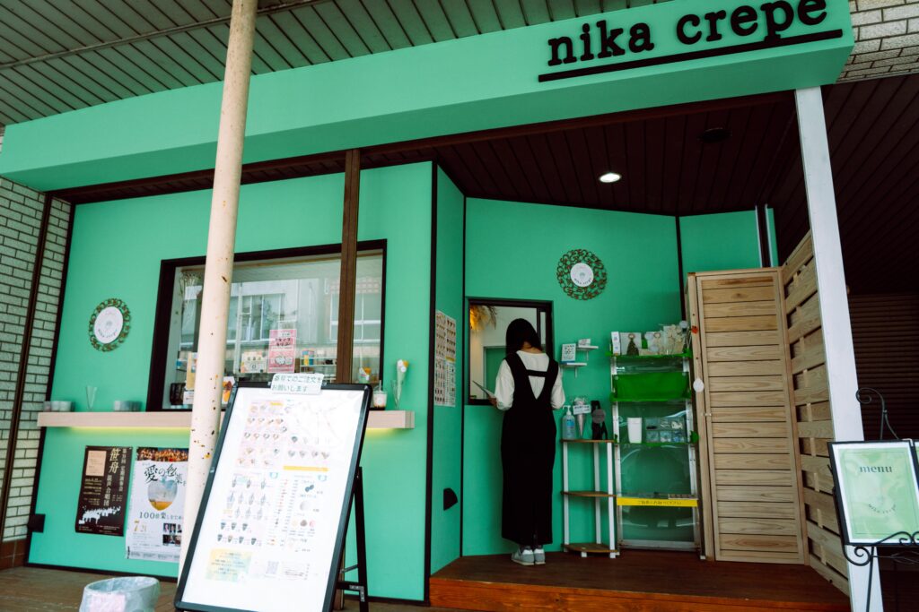 六日町駅前にあるミントグリーンの外観が目を引く「ニカクレープ」の店舗外観