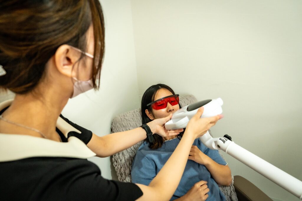 セルフホワイトニング機器を使って施術中の様子。医療提携で安全性に配慮された清潔な環境。