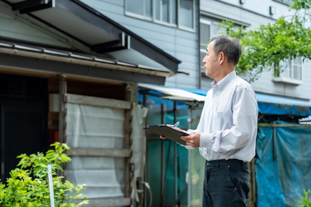 再生前の空き家の室内。老朽化が進む畳敷きの居間