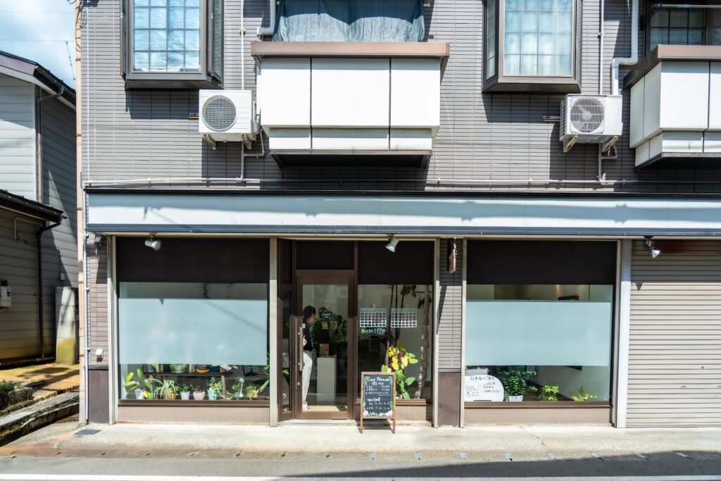 南魚沼市六日町にあるカット専門美容室「和〜nagi〜」の店舗全景。街中の一角に溶け込む落ち着いた佇まい。