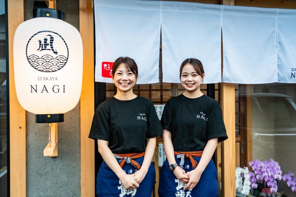 可奈子さんと未来さんのツーショット。笑顔がこぼれる、親子のやさしい時間。
