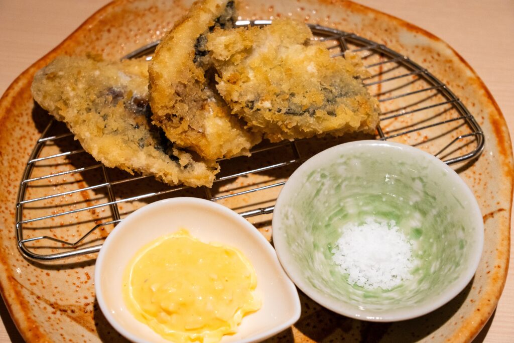 厚みのあるアジフライが3つ。サクサクの衣とふわふわの身が美味しそうに盛られている。
