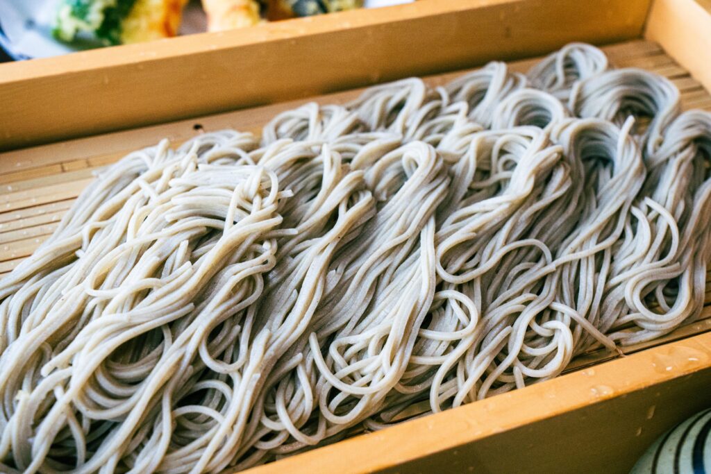 つるりとした喉越しと独特のコシが魅力のへぎそば。木箱に美しく盛られた『そば処 富永』自家製の自慢の逸品。