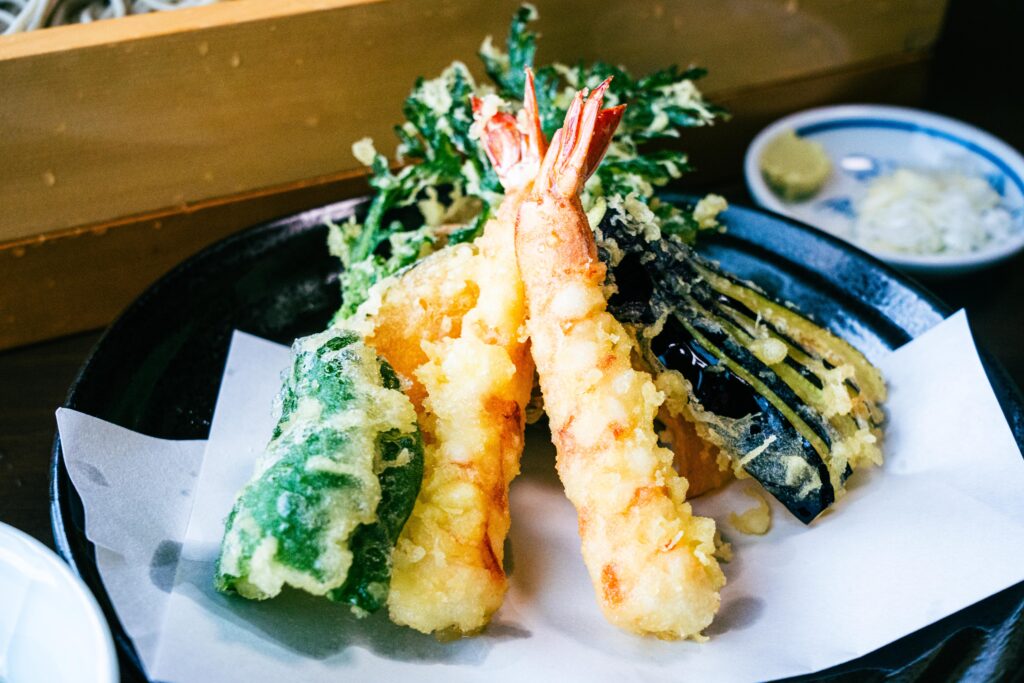 海老2本と旬の野菜で構成された天ぷら盛り合わせ。サクサクの衣とふんわりした食感が絶妙な『そば処 富永』の人気メニュー。