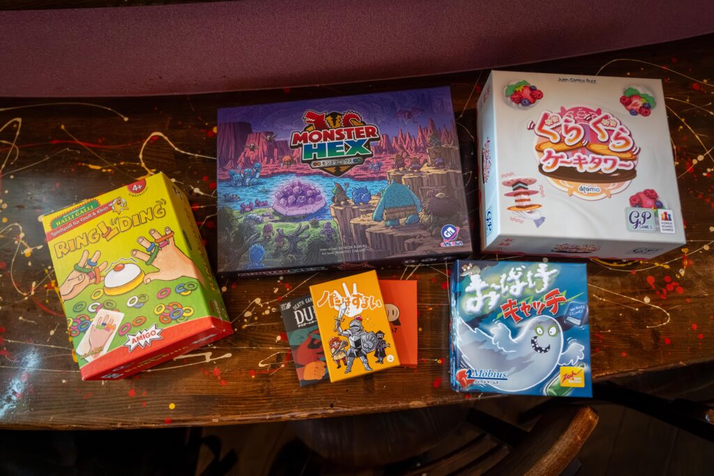 木のぬくもりが広がる店内のテーブル席。赤い天井とやわらかな照明が印象的な空間。