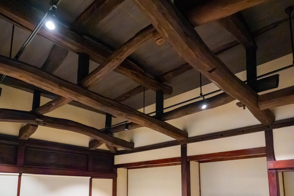 築300年の古民家を活かした「こめのすけ」の店内梁。太い木材が組まれた、雪国の歴史を感じる天井構造。