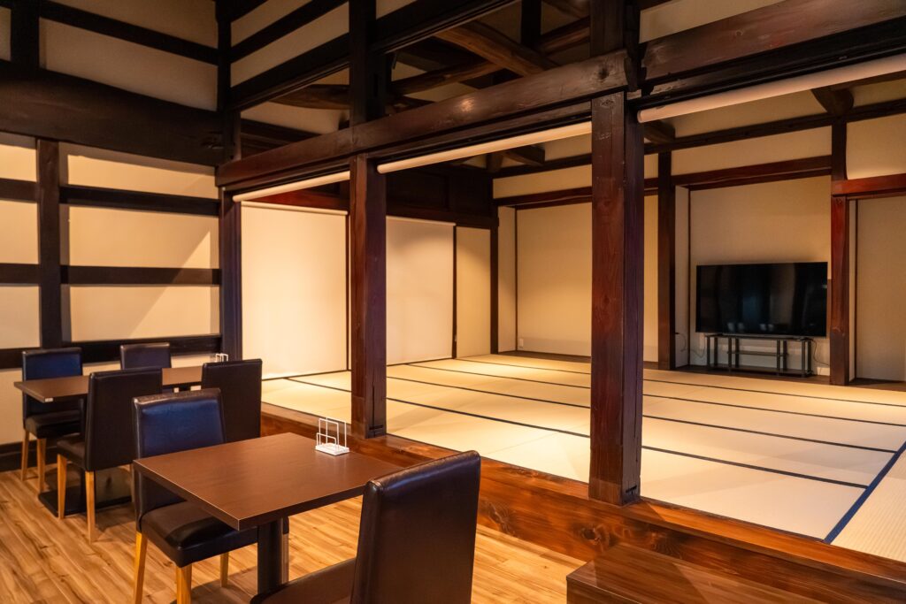 古民家を改装した「こめのすけ」の広い座敷席。木の梁と畳が調和する、家族連れにも使いやすい落ち着いた空間